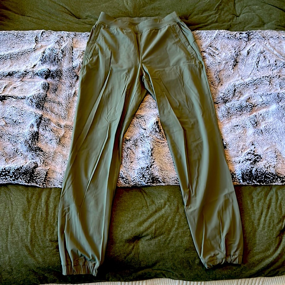 Lululemon - green jogger - size 4